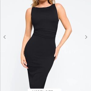 Popilush black bodycon midi dress 
#bodycon #party #eveningwear